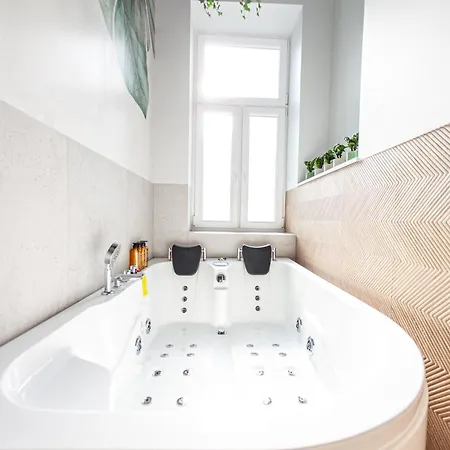 Ola Grand Sauna & Jacuzzi